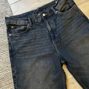 Säljer ett par jeans som jag bestälde i fel storlek. Aldrig andvända.   Färg ”Red Cast” Storlek ” 32/ 34” Loose Straight Jeans  Ny pris: 600 kr  Skriv så får ni alla mått!
