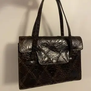 En snygg och klassisk handväska från 1950 av modedesignern Jean Charles. I bra skick.