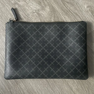 Malene Birger väska - Malene Birger väska som har använts flitigt. Några defekter som ni kan se på bild 2-3. Den har slitage i hörnan och lite fläckar som ej går bort. Annars är den i bra skick.   Köpt för ungefär 800kr