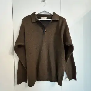 100% wool sweater. I am selling it because of the colour doesn’t fit my skin. I only use it 2times! 