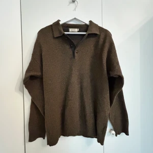 Wool Sweater - 100% wool sweater. I am selling it because of the colour doesn’t fit my skin. I only use it 2times! 