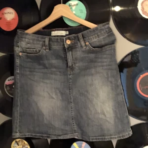 Jeans kjol - Jeans kjol som tyvärr är för stor på mig. 