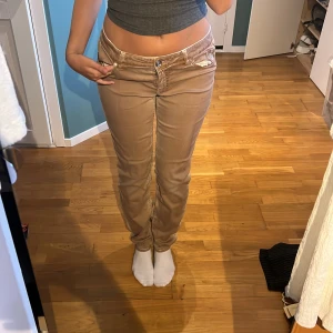 Jeans - Så coola bruna urtvättade jeans. Strlk 40 men passar mig som är 38.