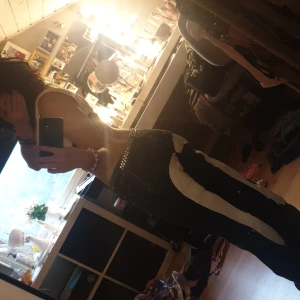 Evisu byxor - Säljer ett par evisu byxor i jätte bra skick. Dom är ganska myclet för långa för mig då jag är 155 och dom är baggy!😊 dom är small/medium. Pris går att diskutera💞