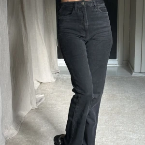 Svarta jeans från zara - Slits längst ned