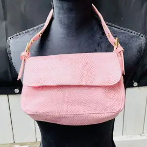 Dam väskor säljes  Färg svart och rosa  Rosa väska för 70 kr, svart väska för 100 kr