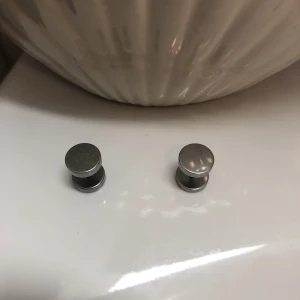 Örhängen studs - Runda platta örhängen som är ca 6 cm stora. De är av kirurgiskt stål och är helt nya, aldrig använda.