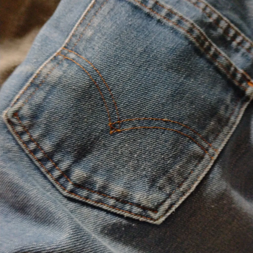 Fina Levis shorts som jag säljer för att de är lite för små i låren för mig men annars super snygga. Vanligt jeans material. . Shorts.