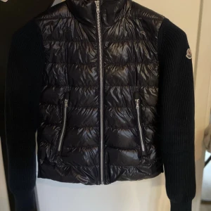 Moncler cardigan  - Den är liten i storleken, nästa helt oanvänd, storlek M, köp ny pris 8000kr, den är navy blå.