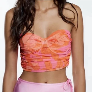 Zara topp - Helt ny med alla lappar kvar som är för liten och glömdes skicka tillbaka! Går ner i pris vid snabb affär 🤍 nypris 200kr