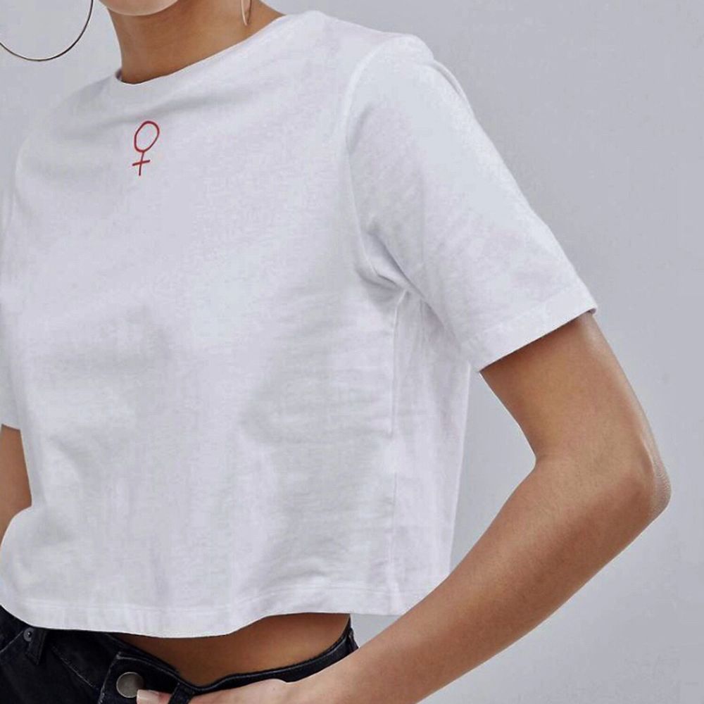 Valkoinen ASOS cropped tee with Woman Sign | Plick Second Hand