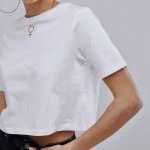 ASOS Design Cropped Tee with Woman Sign Oversized fit ⚧ Cotton ✨  ASOS Art no: 1267000