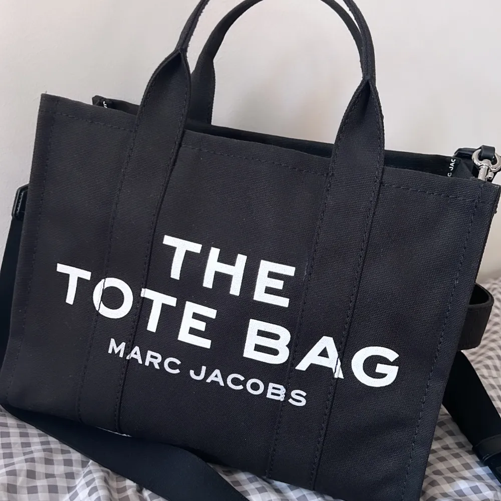 Det är enastående och elegant väska från Marc Jacobs. Jag har haft nöjet att äga denna väska under några månader nu, och jag har kommit till insikten att jag inte längre har behov av den. Därför har jag beslutat att sälja den idag.  Storlek: Medium💓. Väskor.
