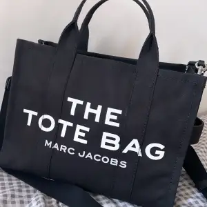 Det är enastående och elegant väska från Marc Jacobs. Jag har haft nöjet att äga denna väska under några månader nu, och jag har kommit till insikten att jag inte längre har behov av den. Därför har jag beslutat att sälja den idag.  Storlek: Medium💓