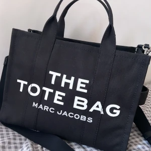 Marc Jacob väska - Det är enastående och elegant väska från Marc Jacobs. Jag har haft nöjet att äga denna väska under några månader nu, och jag har kommit till insikten att jag inte längre har behov av den. Därför har jag beslutat att sälja den idag.  Storlek: Medium💓