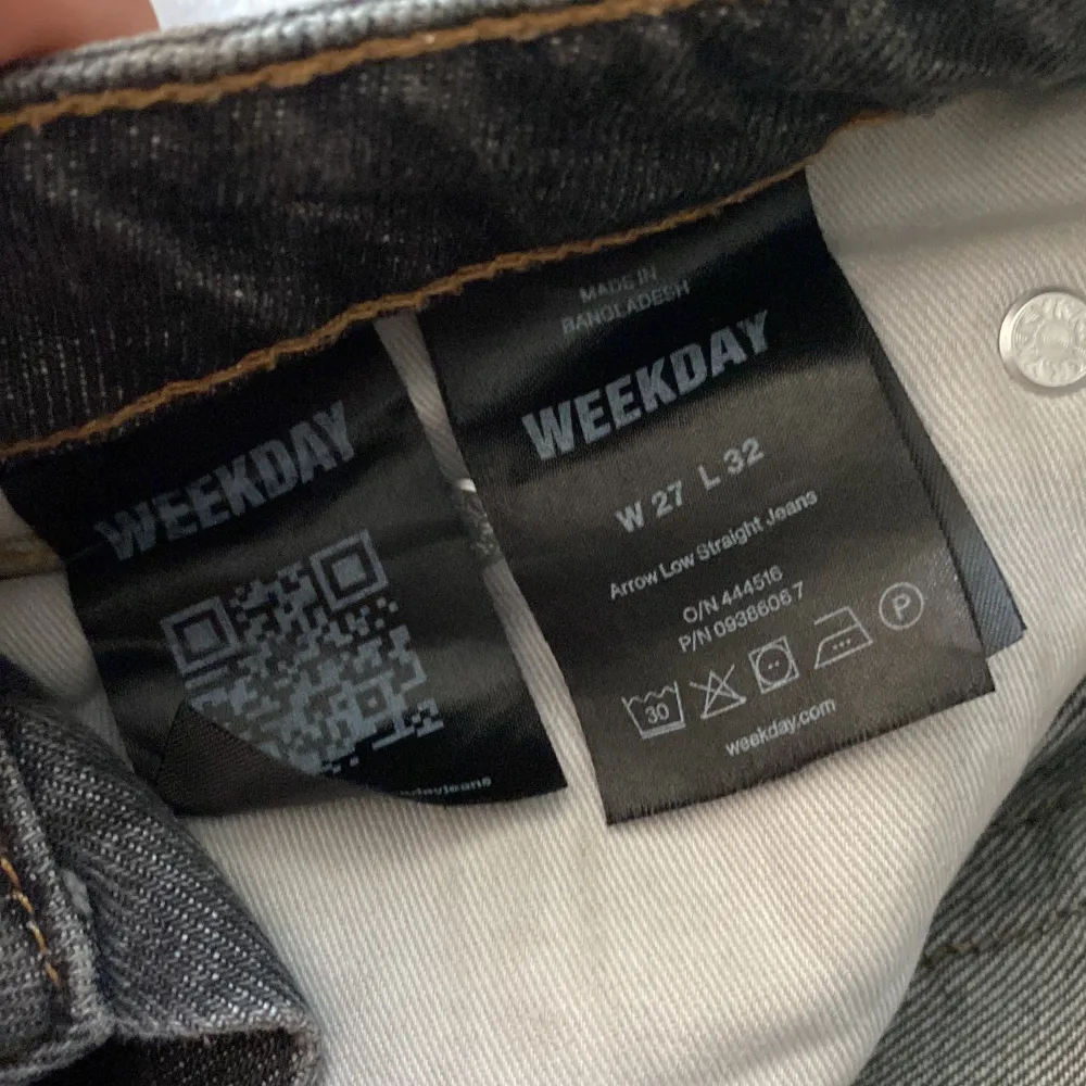 Säljer dessa mörkgråa weekday jeans för att dom har blivit för korta för mig. Jag är 164cm. Nypris 590kr men säljer för 250. (Går även att diskutera pris) . Jeans & Byxor.