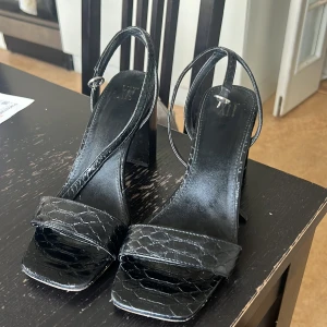 Svarta klackskor stl 37 - Använda. Små skrapsår hit o dit på klackaen, men inget som syns om man ej tittar nära. Perfekt om man gillar lite låga klackskor. Enkla att gå i och bekväma.