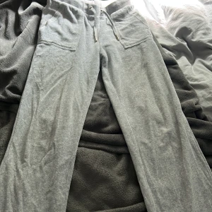 Juicy gråa - Säljer dessa juciy då dem aldrig kommer till användning, köpte i barnstorlek för priset 849kr. Dem är sparsamt använda. Dem passar xs, skriv för mer bilder