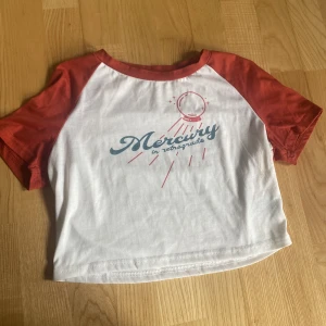 Vit och röd topp - Vit och röd topp med trycket ”mercury” från Shein. Använd fåtal gånger.