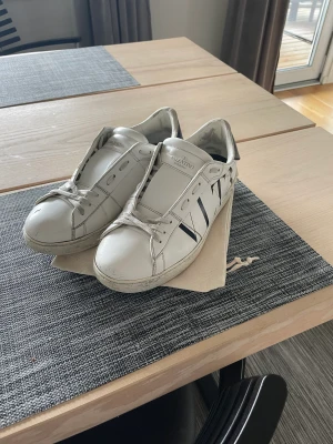 Valentino skor strl. 41.5 - Unika ock äkta valentino ”VLTN” skor i storlek 41.5 som är i använt skick. Lädret på utsidan är generellt sett fint.  