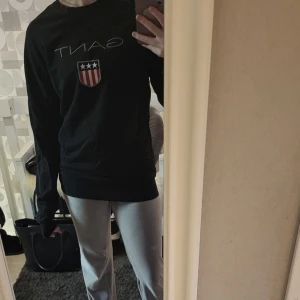 Gant tröja herr - Svart gant tröja för herr medium. Inga fläckar eller nåt utan den e hel, inge fel på den.