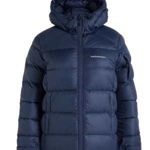 Peekpeformance jacka - Varm och skön vinterjacka som är använd men är i mycket bra skick! Jag är 1,62 lång och den sitter bra på mig! Den kan spännas in om man vill det, den har även innerfickor.