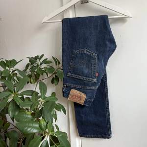 Ett par snygga vintage jeans i gott skick och endast använda ett par gånger. Fräscha och bekväma jeans  och hög kvalitet som söker ny ägare.