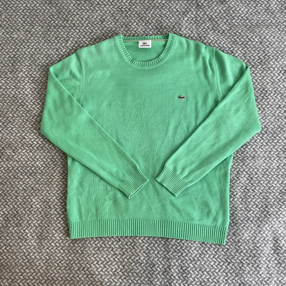 Grön stickad tröja från Lacoste. Storlek M, sitter som en S/M. I mycket bra skick, inga skador eller fläckar. Hör gärna av dig vid frågor😉👊🏽. Tröjor & Koftor.