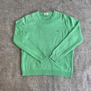 Grön stickad tröja från Lacoste. Storlek M, sitter som en S/M. I mycket bra skick, inga skador eller fläckar. Hör gärna av dig vid frågor😉👊🏽