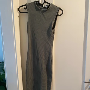 Grön klänning nakd - Tajt grön ribbad klänning nakd, sitter väldigt snyggt på. Fin i kvalitet och inget slitage men använd 🌸