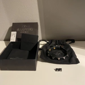 Valentino armband - Tja, säljer nu mitt riktigt feta valentino armband som är i riktigt bra skick (8,5/10) allt medföljer samt 2 extra nitar! Ny pris ligger runt : 3000 mitt pris 1599kr