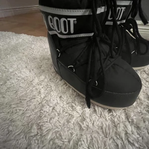 Moonboots  - Säljer mina låga moonboots då ja tröttnat på de lite. De är i fint skick och sparsamt använda. Möts helst upp!💓