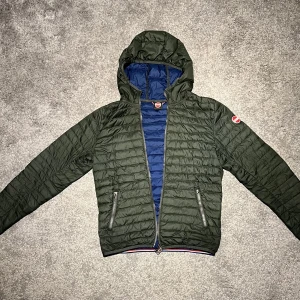 Colmar jacka - Säljer min ett par år gamla mörkgröna colmar jacka. Jackan är i barnstorlek och den ser du på andra bilden. Dunjackan är tunnare och funkar som höst/vårjacka. Den är i bra skick och är helt nytvättad. 