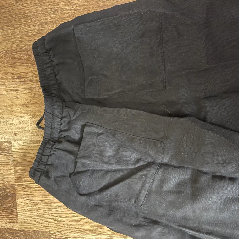 Svarta linnebyxor från zara i storlek small. De har fickor i bak. Långa i benen! . Jeans & Byxor.