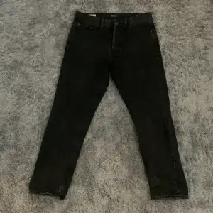 Säljer ett par svarta Jack n Jones jeans i modellen loose/chris storlek 29/30. Riktig bra kvalite! Hör av er vid fler frågor eller funderingar👍🏼