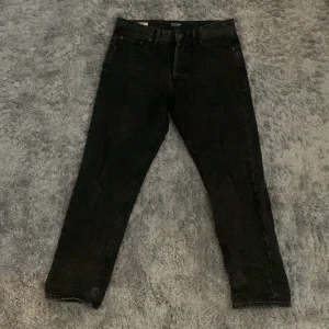 Jack n Jones jeans - Säljer ett par svarta Jack n Jones jeans i modellen loose/chris storlek 29/30. Riktig bra kvalite! Hör av er vid fler frågor eller funderingar👍🏼