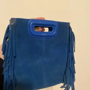 Blå maje väska i den lilla storleken. Använd flitigt med vissa defekter men fortfarande i fint skick. Pris kan diskuteras!