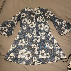 70tal klänning  - Omsydd klänning till 70-tals fest! Utsvängda ärmar 🥹perfekt till halloween eller temafester! Storlek 42, använd 1 gång! 