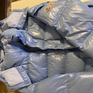Moncler jacka blå - Väldigt fin moncler jacka, inte använd!