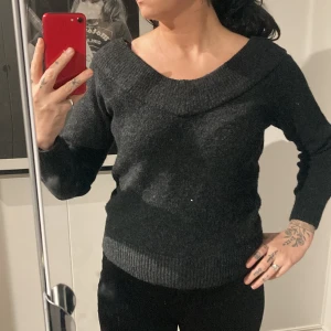 Stickad tröja - Stickad, lite tunnare tröja. Använd några gånger men väldigt fint skick.  Jag på bilden är strl. S-M