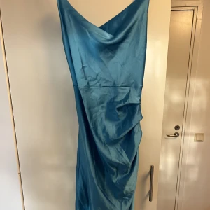 Klänning - köpte utomlands för tyckte den var fin. Aldrig använt. Lite finare klänning! Skriv för fler bilder