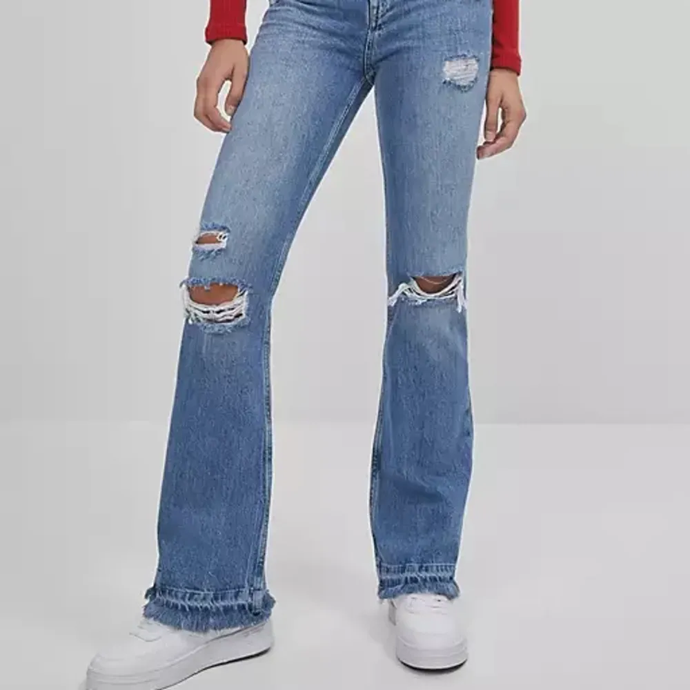 Jeans i bootcut/flare modell och slitningar. Storlek 38.. Jeans & Byxor.