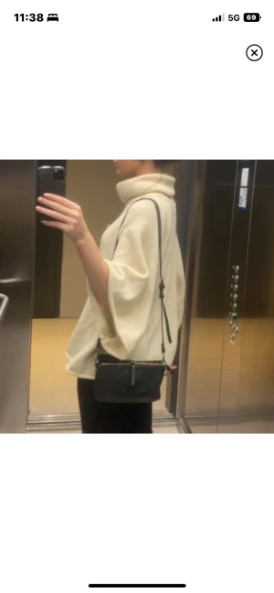 Zara tröja  - Intressekoll på min stickade trekvartströja från zara! 🫶🏻 skriv om intresse. Köpt förra året och som ny! 💞 (lånade bilder)