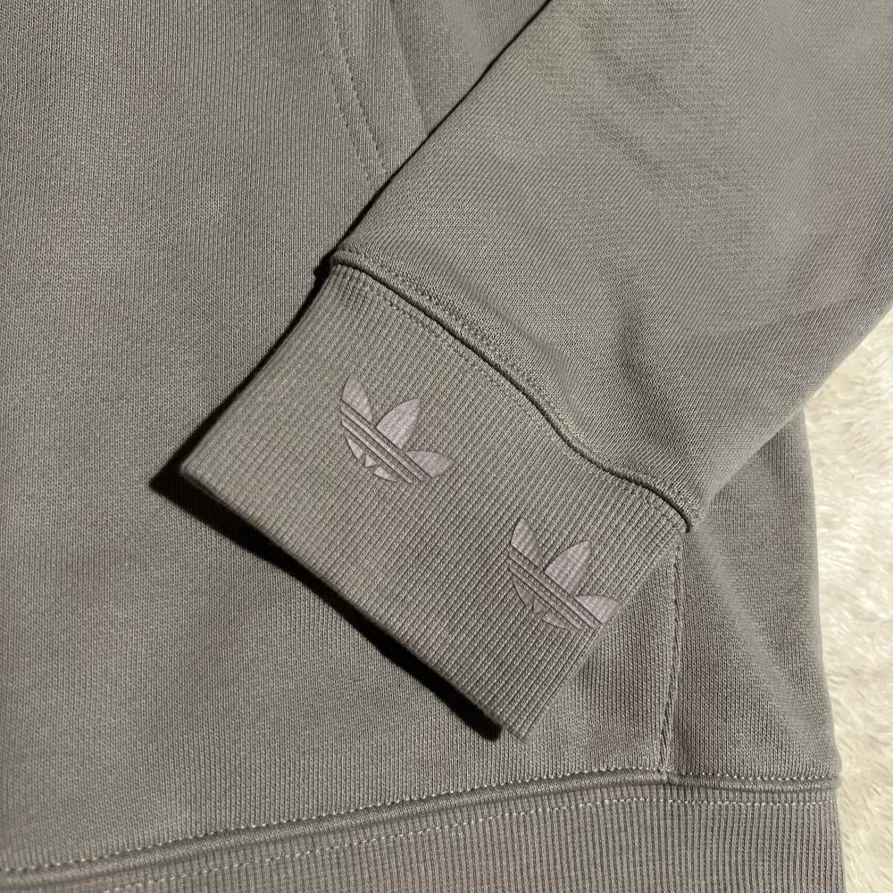 Oanvänd Adidas Hoodie. Grå. Strl. S men passar även Xs.. Hoodies.