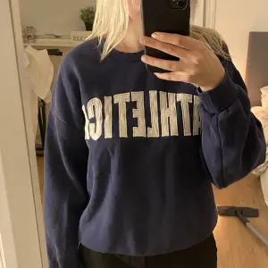 Marinblå sweatshirt med tryck på framsidan från Gina