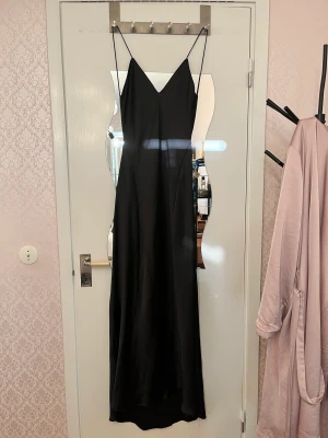 Långklänning  - Långklänning i siden material, endast använd en kväll. Från zara. 