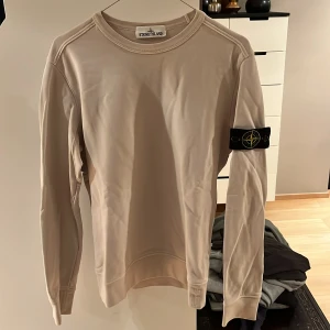 Stone Island tröja - Stone Island tröja i storlek S. Skick 8/10 Inga defekter, badgen i bra skick Färgen är en nyans av vit. Kan skickas med posten Ifall du har fler frågor är du välkommen att fråga! 