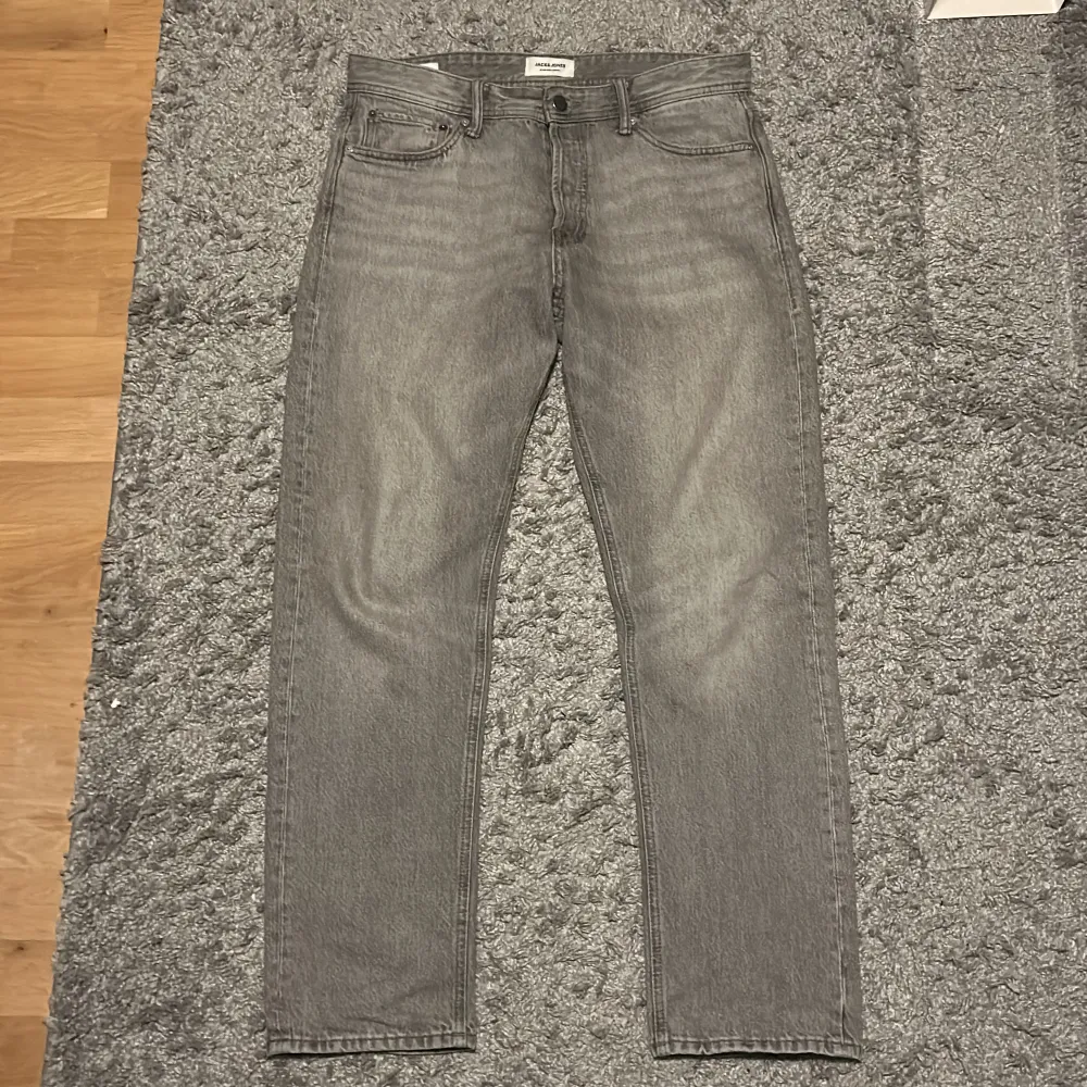 Ett par gråa jack&jones jeans i modellen loose/chris W32 L32 skick 8/10. Jeans & Byxor.