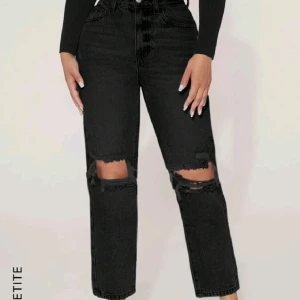 Jeans - Super fina slitna jeans, oanvända och nya då de var för små på mej🦋