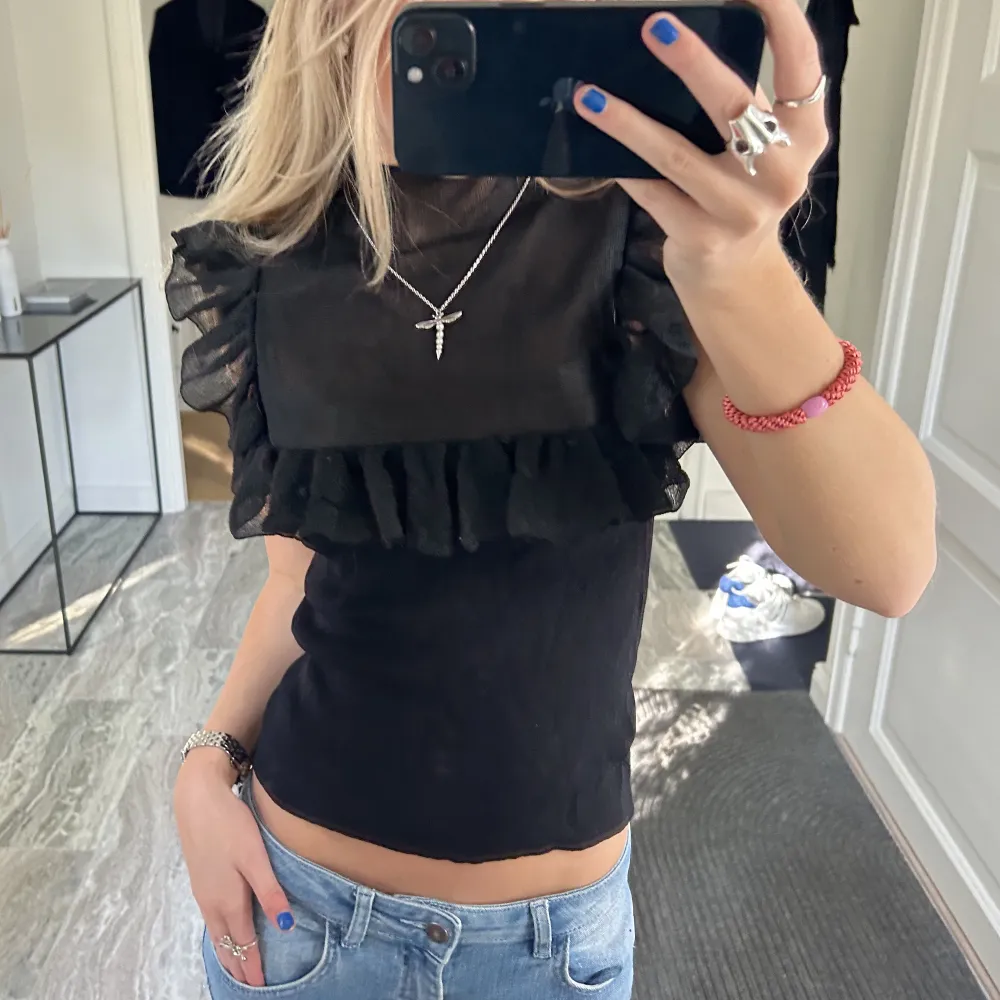 LĂS BION INNAN DU SKRIVERđ sĂ„ snygg volangtopp frĂ„n zara i meshmaterialđ„°. Puserot.